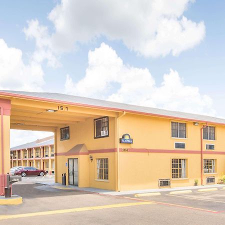 Days Inn & Suites By Wyndham Marshall Exterior photo