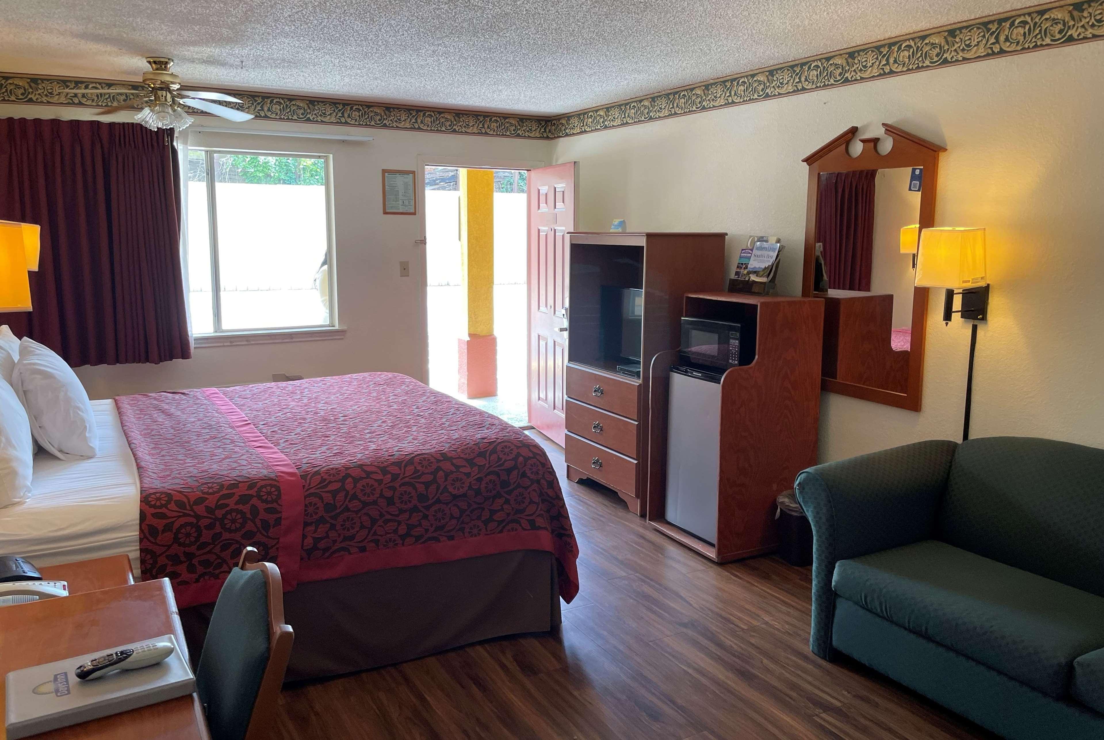 Days Inn & Suites By Wyndham Marshall Exterior photo