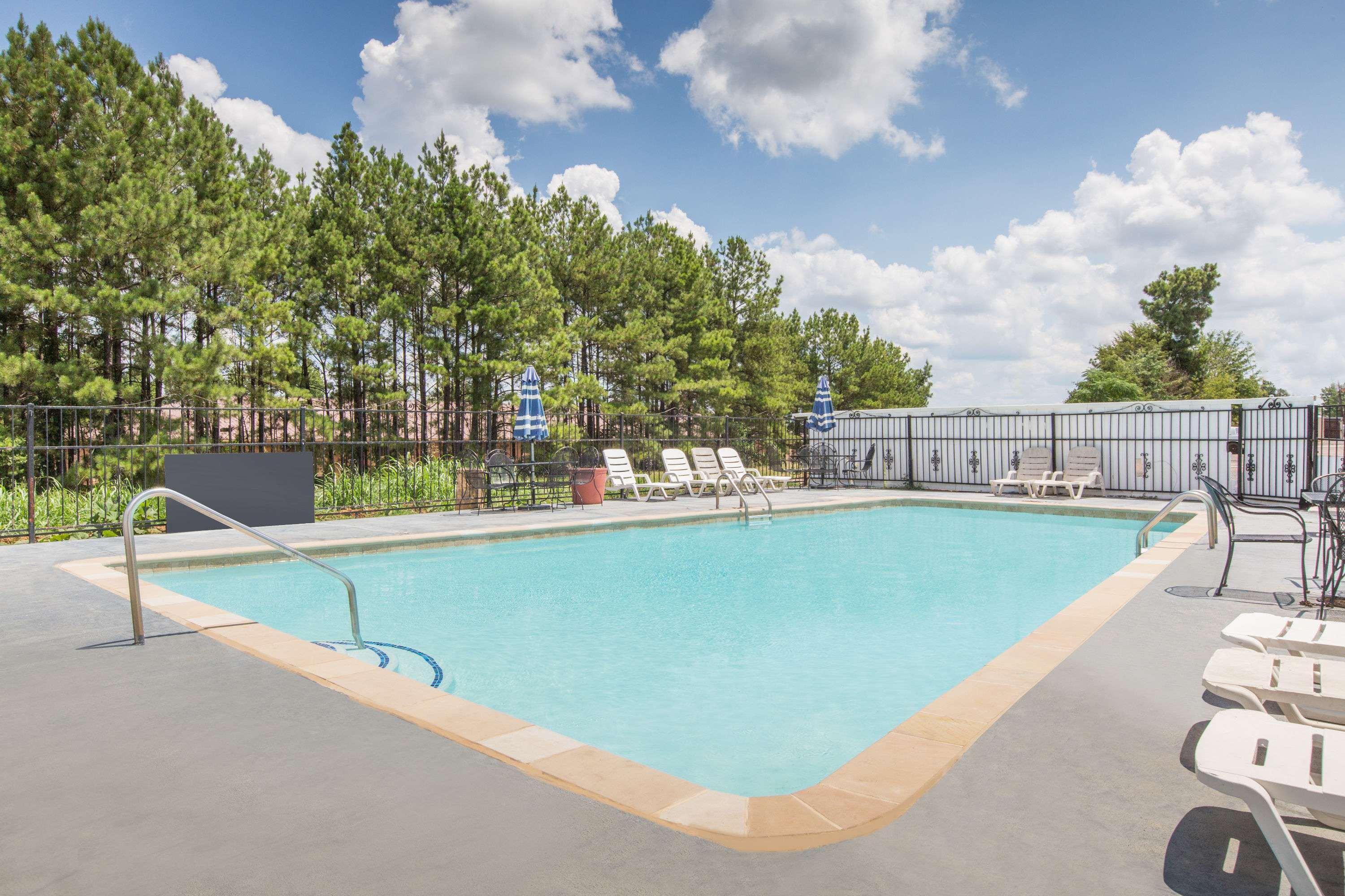 Days Inn & Suites By Wyndham Marshall Exterior photo